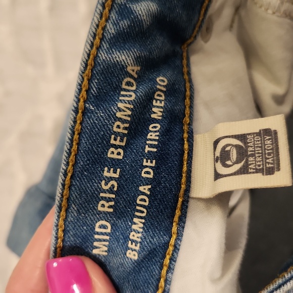 Light wash, distressed mid rise Universal Threads bermuda shorts size 14! - Picture 4 of 11